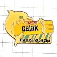 ピンバッジ・白いイルカ海豚ホワイトチョコお菓子ドルフィン NESTLE GALAK WHITE-CHOCOLATE SWISS