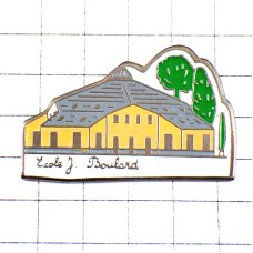 ピンバッジ・大きな屋根の学校の校舎