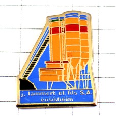 ピンバッジ・セメント建築用資材置き場