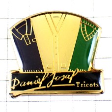 ピンバッジ・ニットの洋服セーター緑カーディガン青ポロ