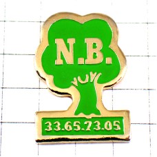 ピンバッジ・グリーン緑色の木ＮＢアルファベット