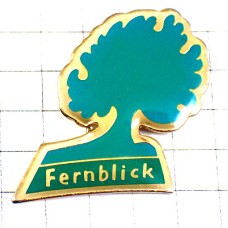 ピンバッジ・斜めに生えた大きな木