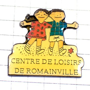 ピンバッジ・子どもたち女の子男の子の遊び場