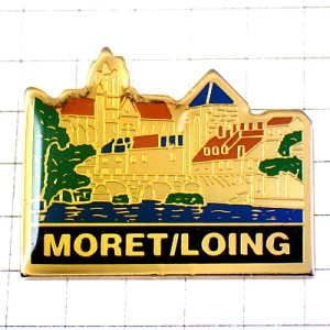 ピンバッジ・モレ＝シュル＝ロワン教会や古い橋や門の風景