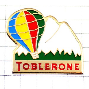 ピンバッジ・カラフルな気球トブラローネ白いアルプス雪山