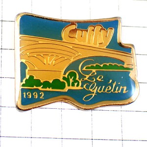 ピンバッジ・川を渡る橋の風景