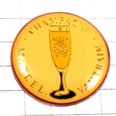 ピンバッジ・シャンパーニュ酒シャンパン葡萄酒グラス一杯