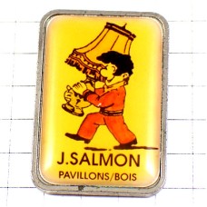 ピンバッジ・アンティークのランプを運ぶ