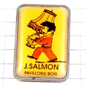 ピンバッジ・アンティークのランプを運ぶ