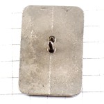 ピンバッジ・アンティークのランプを運ぶ