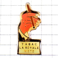 ピンバッジ・タバコ細い煙草をはさむ手