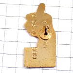 ピンバッジ・タバコ細い煙草をはさむ手