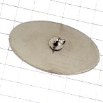 ピンバッジ・空を飛び手をのばす二人