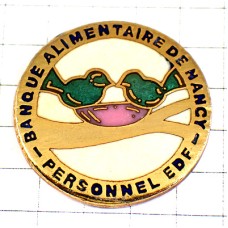 ピンバッジ・枝の上の小鳥二羽で餌をついばむ BANQUE-ALIMENTAIRE