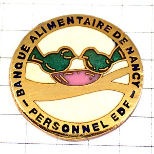 ピンバッジ・枝の上の小鳥二羽で餌をついばむ BANQUE-ALIMENTAIRE