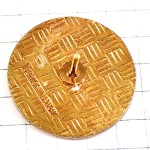 ピンバッジ・枝の上の小鳥二羽で餌をついばむ BANQUE-ALIMENTAIRE