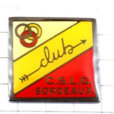 ピンバッジ・ボルドーのアーチェリークラブ矢の筆記体 ピンバッジ・ボルドーのアーチェリークラブ矢の筆記体