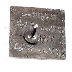 ピンバッジ・ボルドーのアーチェリークラブ矢の筆記体