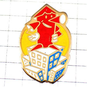 お買得ピンバッジ・ピンズ・ビルの上に立つ明かり