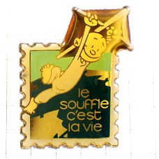 ピンバッジ・凧につかまって空を飛ぶスタンプ郵便切手型 ピンバッジ・凧につかまって空を飛ぶスタンプ郵便切手型