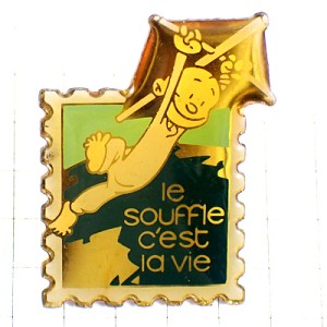 ピンバッジ・凧につかまって空を飛ぶスタンプ郵便切手型