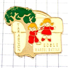 ピンバッジ・小学生の子どもたち赤い洋服