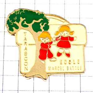 ピンバッジ・小学生の子どもたち赤い洋服