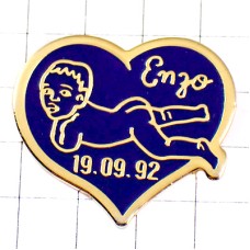 ピンバッジ・エンゾ赤ちゃん青いハート型お誕生