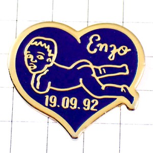 ピンバッジ・エンゾ赤ちゃん青いハート型お誕生