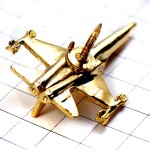 ピンバッジ・飛行機ゴールド立体型ミリタリー戦闘機