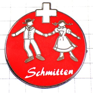 ピンバッジ・民族衣装のカップル二人スイス国旗の白い十字ダンス民族舞踊 SCHMITTEN SWISS