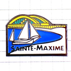 ピンバッジ・サントマクシム白いヨット帆船ボート黄色い橋