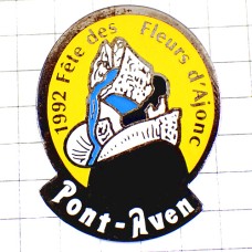 ピンバッジ・ブルターニュの民族衣装の女の子 BRETAGNE PONT-AVEN FRANCE