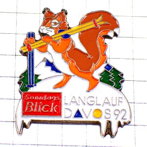 ピンバッジ・スキー板を運ぶリス栗鼠ダヴォス1992年ダボス