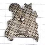 ピンバッジ・スキー板を運ぶリス栗鼠ダヴォス1992年ダボス