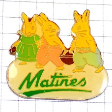 ピンバッジ・ドレスや洋服を着たウサギたち兎