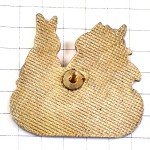 ピンバッジ・ドレスや洋服を着たウサギたち兎