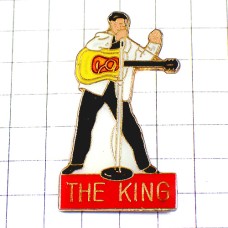ピンバッジ・王様エルビスプレスリー歌手アコースティックギター音楽楽器 ELVIS-PRESLEY THE-KING GUITAR
