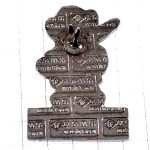 ピンバッジ・ぞうのババール象キャラクター探検中 JACQUET BABAR