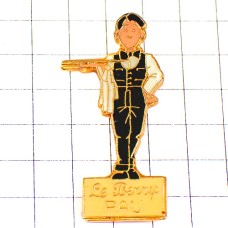 ピンバッジ・蝶ネクタイのギャルソン給仕