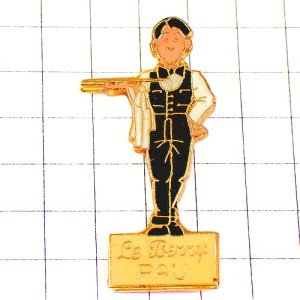 ピンバッジ・蝶ネクタイのギャルソン給仕