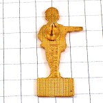 ピンバッジ・蝶ネクタイのギャルソン給仕