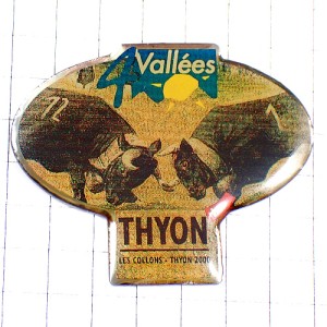 ピンバッジ・スイスのティオン伝統的な闘牛カバドゥレーヌ雌牛ヴァレー州