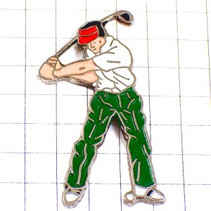 ピンバッジ・足元のボールを打つゴルファー
