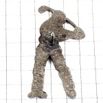 ピンバッジ・足元のボールを打つゴルファー