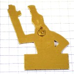 ピンバッジ・ホテルマン赤い制服の男 DORINT HOTEL SWISS GROOM