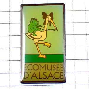 ピンバッジ・アルザスのコウノトリに乗る緑蛙カエル鳥
