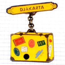ピンバッジ・ジャカルタ黄色いスーツケース旅行鞄カイロやニューヨーク DJAKARTA SUITCASE #BIG
