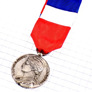 ブローチ・マリアンヌ自由の女神コイン月桂樹トリコロール国旗色リボン青白赤 REPUBLIQUE-FRANCAISE MARIANE LAURIERS MINISTERE-DU-TRAVAIL COCARDE FRANCE