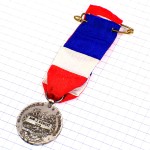 ブローチ・マリアンヌ自由の女神コイン月桂樹トリコロール国旗色リボン青白赤 REPUBLIQUE-FRANCAISE MARIANE LAURIERS MINISTERE-DU-TRAVAIL COCARDE FRANCE